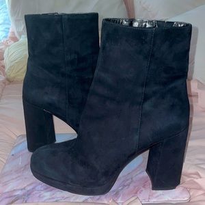 Steve Madden main black suede booties